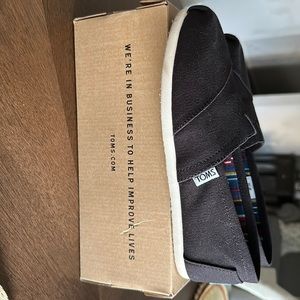 Toms classic Black canvas size 7 women